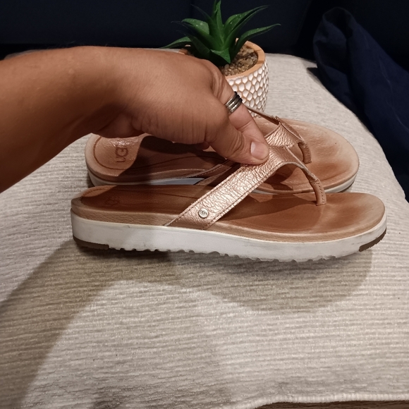UGG Women's Brown Leather Sandals Lorrie Metallic Flip Flopnull null - Picture 3 of 4